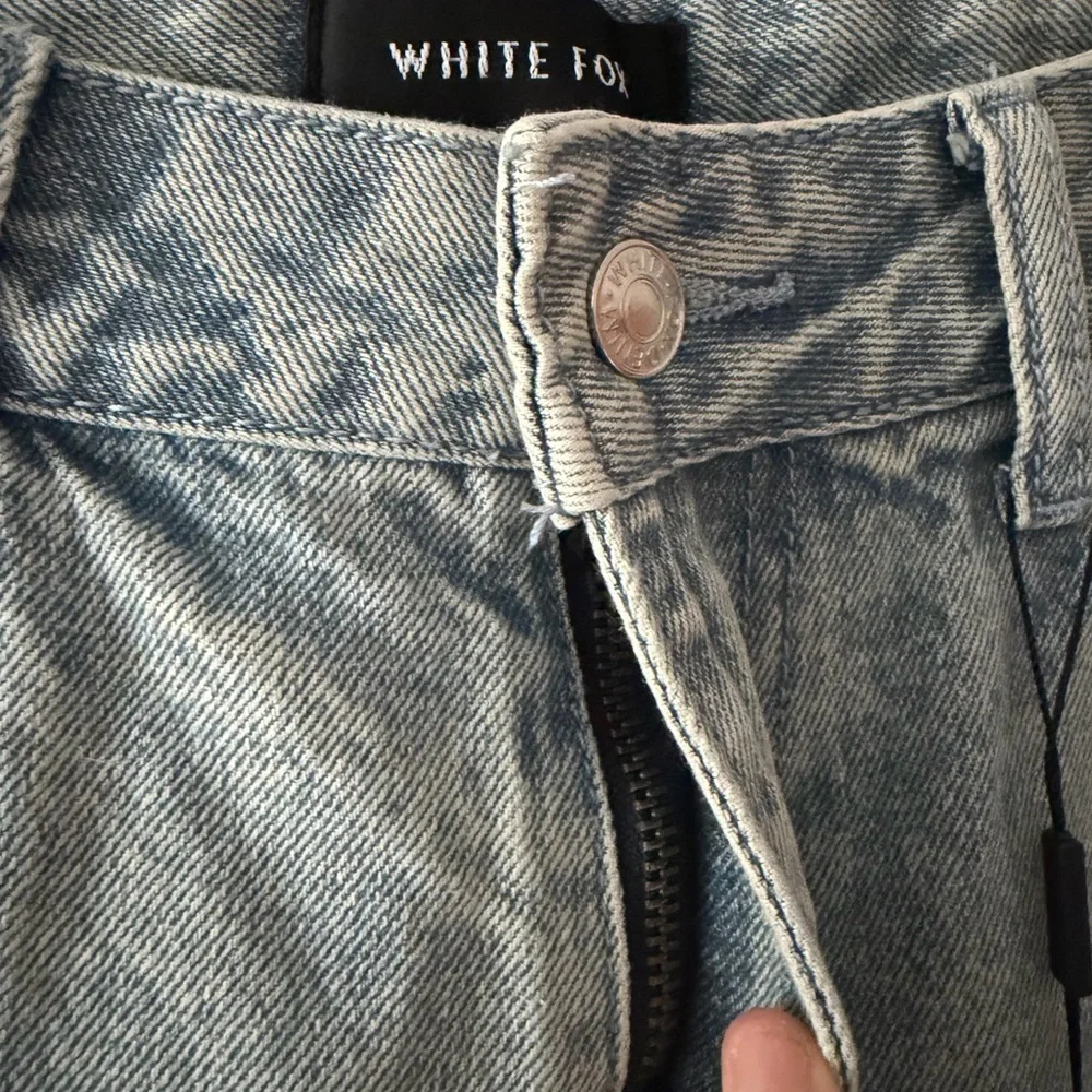 NWT White Fox Did You Miss Me Mid Rise Straight Leg Denim Size Medium Acid Wash - Picture 7 of 16